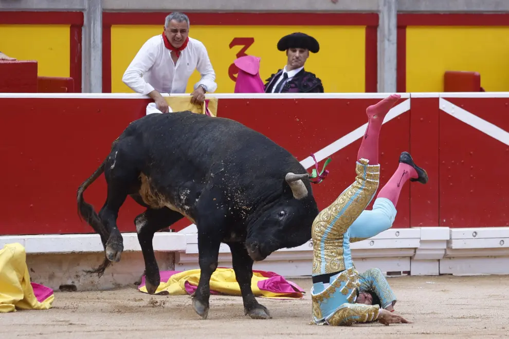 Cogida del torero Rubén Pinar en la corrida de los Miura en San Fermín