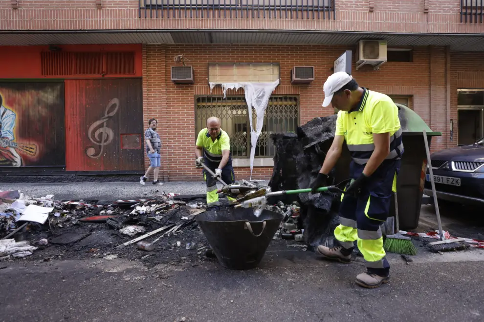 Arden varios contenedores en la calle de Pablo Sarasate, en el barrio de Las Delicias.