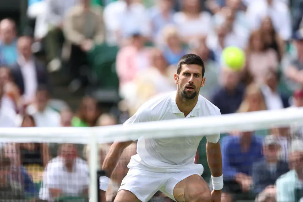 Wimbledon (United Kingdom), 16/07/2023.- Novak Djokovic of Serbia in action during the Men's Singles final match against Carlos Alcaraz of Spain at the Wimbledon Championships, Wimbledon, Britain, 16 July 2023. (Tenis, España, Reino Unido) EFE/EPA/NEIL HALL EDITORIAL USE ONLY
