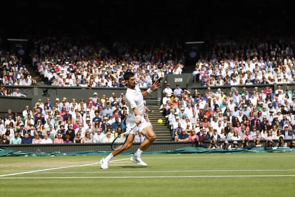 Wimbledon (United Kingdom), 16/07/2023.- Novak Djokovic of Serbia in action during the Men's Singles final match against Carlos Alcaraz of Spain at the Wimbledon Championships, Wimbledon, Britain, 16 July 2023. (Tenis, España, Reino Unido) EFE/EPA/TOLGA AKMEN EDITORIAL USE ONLY
