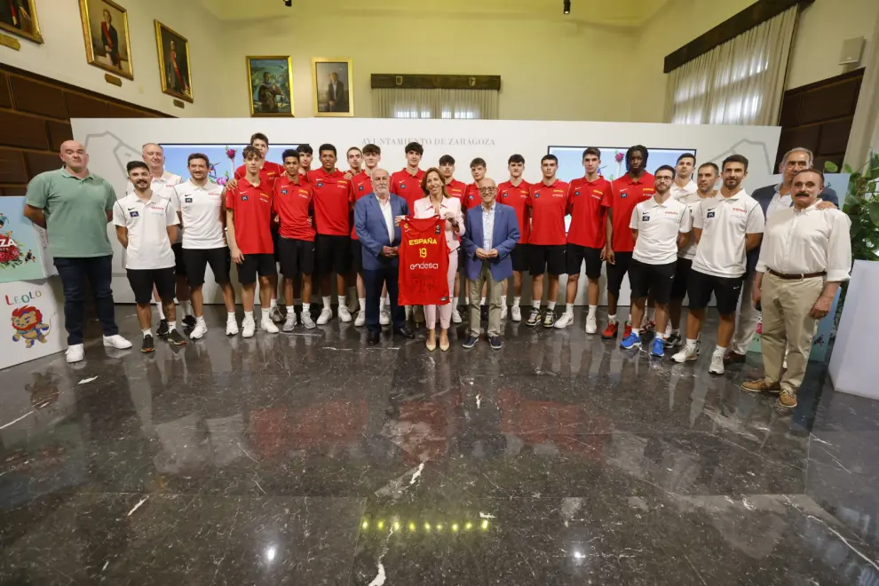 Los chavales de la selección española sub-16 han sido recibidos en el Ayuntamiento.