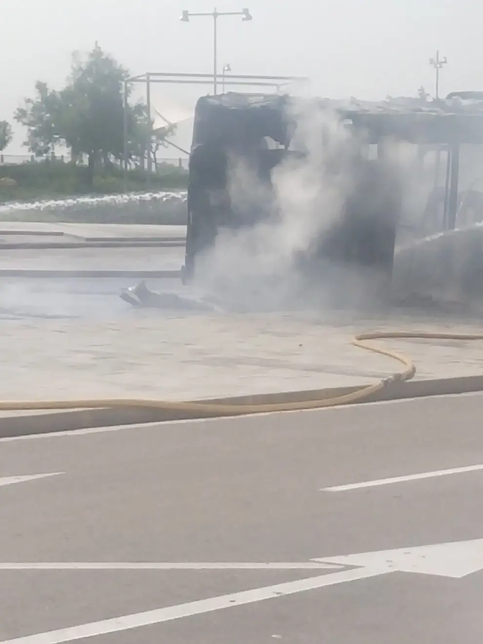 Imágenes del autobús de Avanza que ha ardido en Delicias