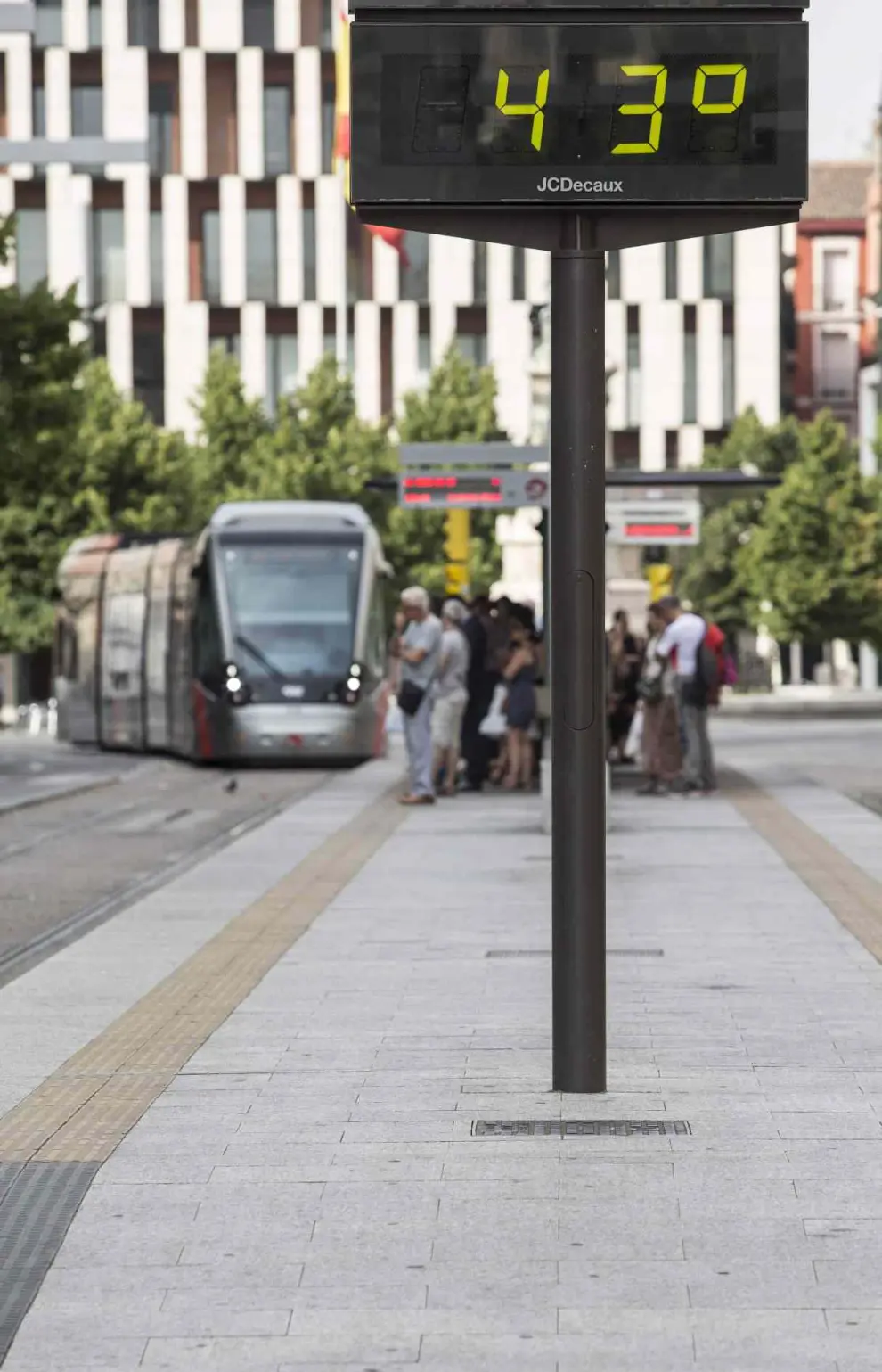 Personas paseando en Zaragoza el día de récord histórico de calor