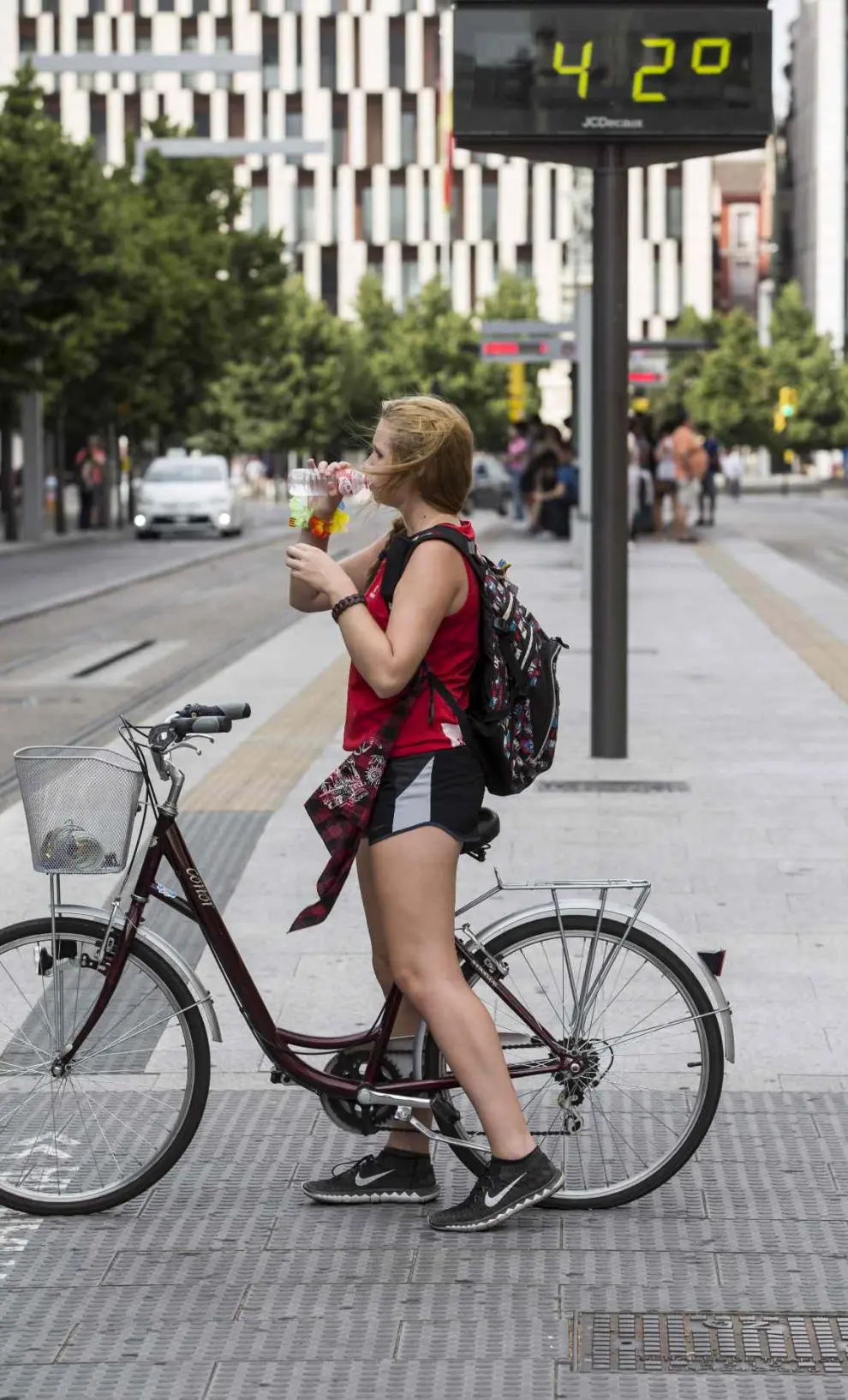 Una persona en bici en Zaragoza el día de récord histórico de calor