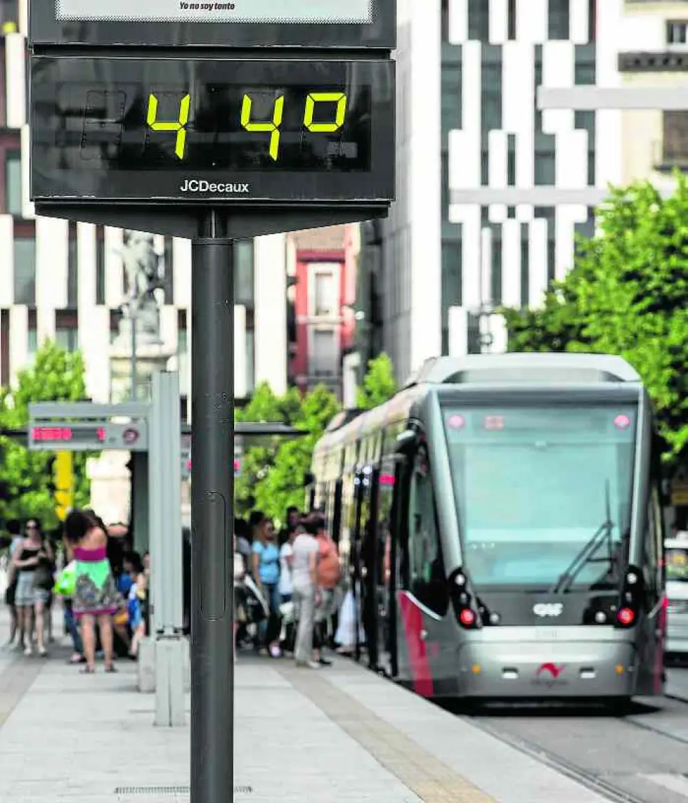 Gente esperando el tranvía a 44 grados