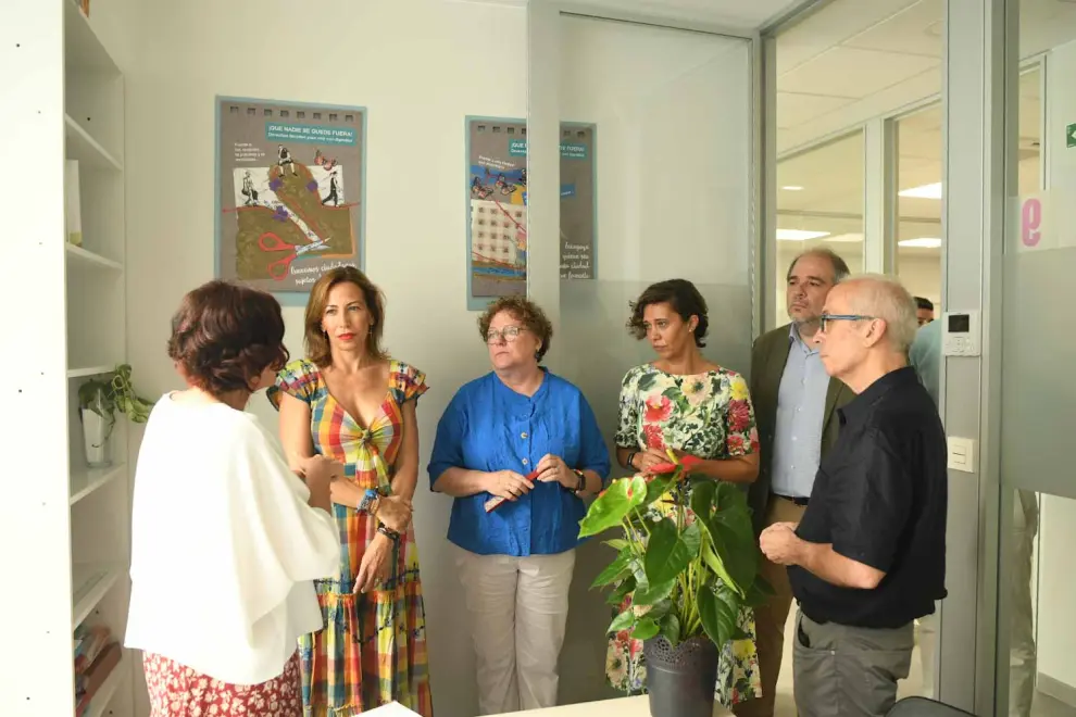Natalia Chueca en su visita al centro Municipal de Servicios Sociales 'La Magdalena'