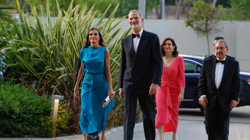 El rey Felipe VI y la reina Letizia a su llegada a la entrega de los Premios 'Mariano de Cavia'