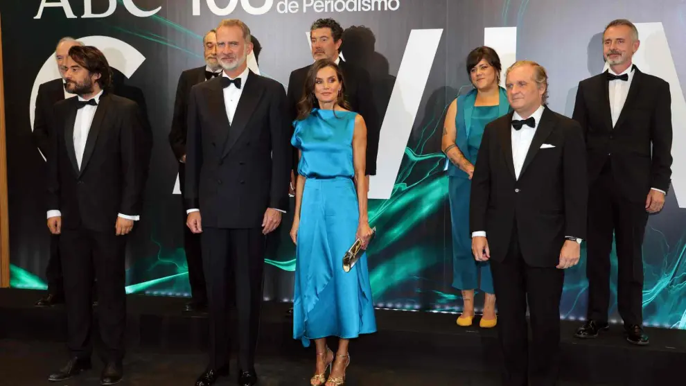 Don Felipe de Borbón y Doña Letizia Ortiz posan junto a los premiados en la gala de entrega de los Premios 'Mariano de Cavia'
