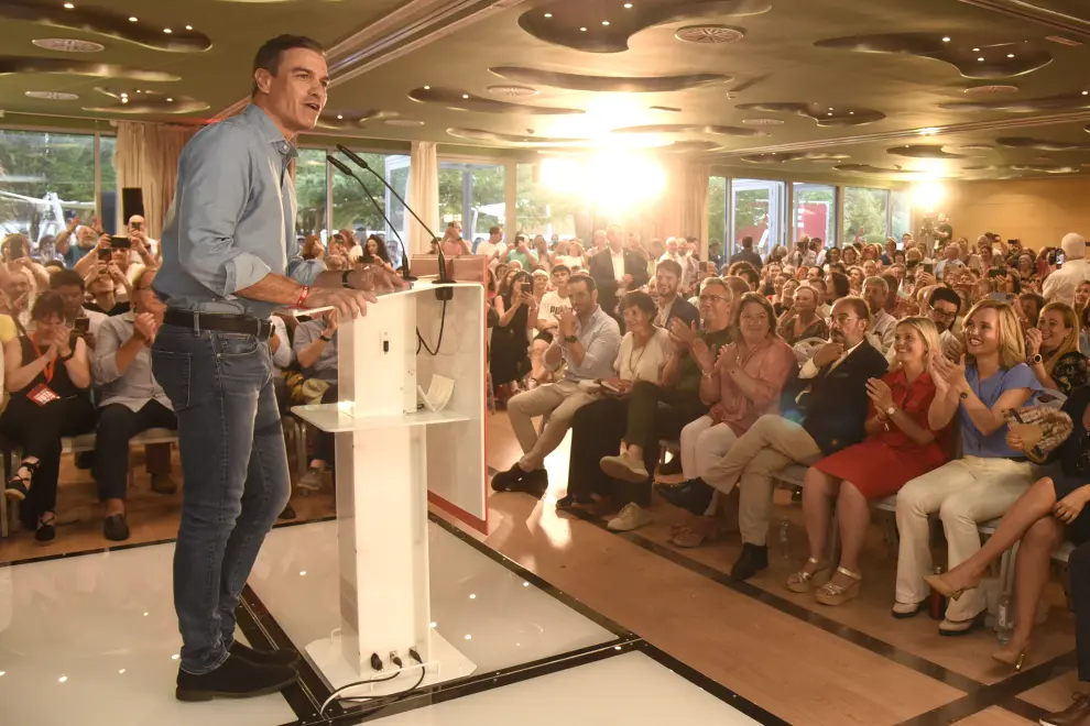 Javier Lambán, pensativo mientras el resto del público aplaude a Pedro Sánchez durante el mitin del PSOE en Huesca.