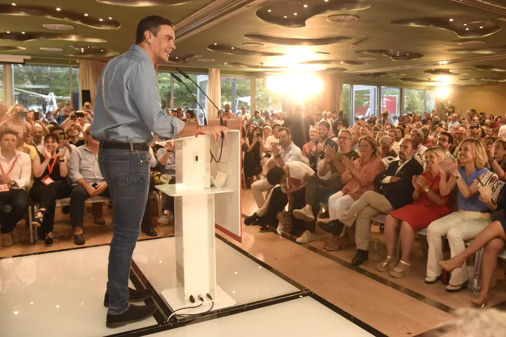 Javier Lambán permanece de brazos cruzados mientras el resto del público aplaude Pedro Sánchez durante el mitin del PSOE en Huesca.