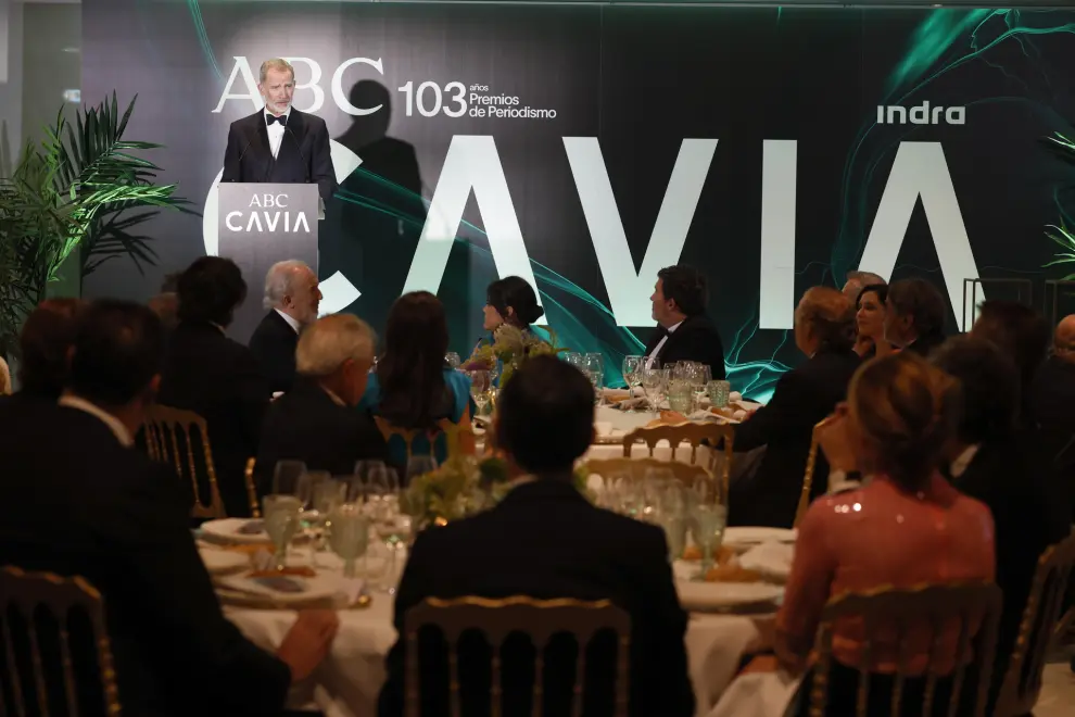 El rey Felipe VI durante la entrega de los premios ABC de periodismo este lunes en Madrid.