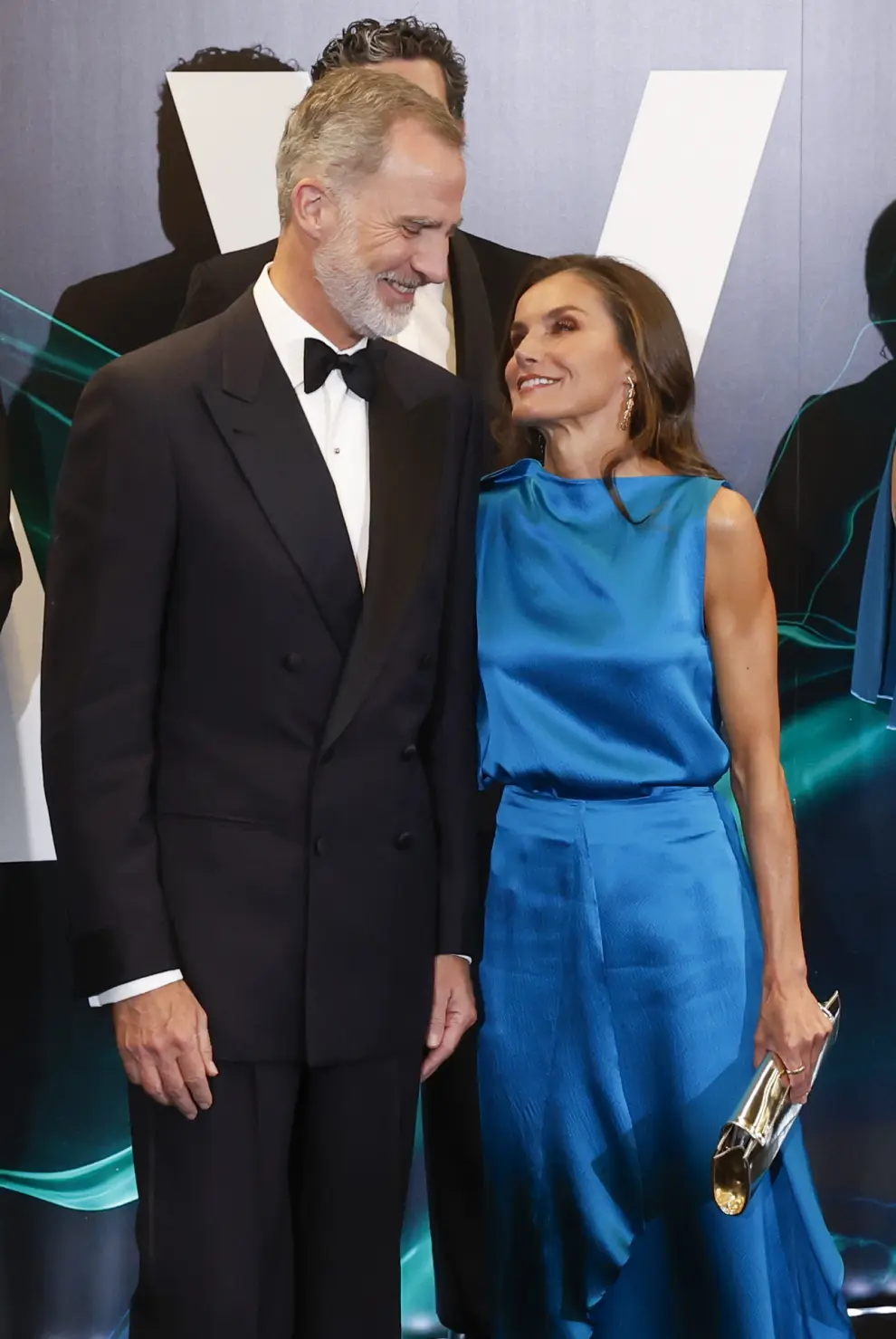 El rey Felipe VI y la reina Letizia durante la entrega de los Premios Mariano de Cavia este lunes en Madrid.