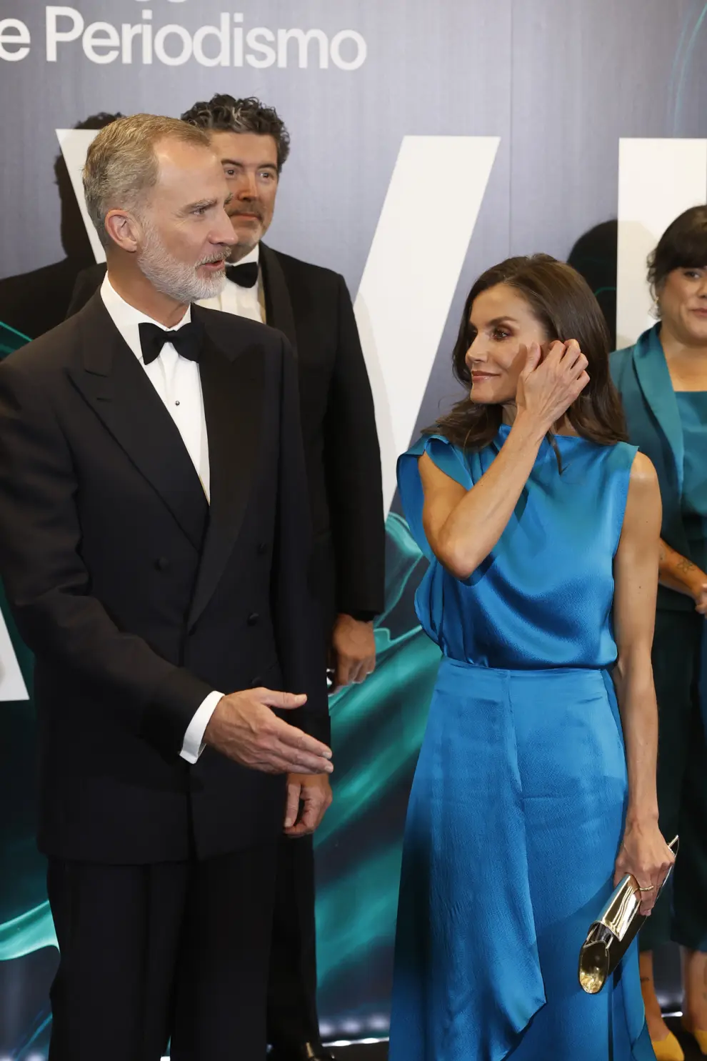 El rey Felipe VI y la reina Letizia durante la entrega de los Premios Mariano de Cavia este lunes en Madrid.