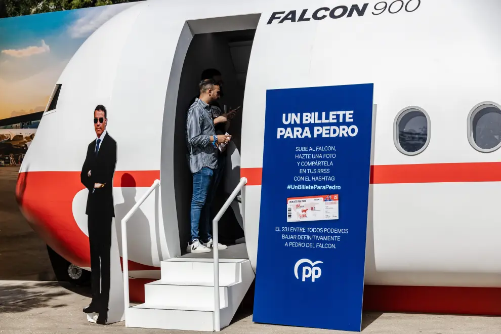 El PP instala una maqueta con el Falcon junto a la plaza de Colón
