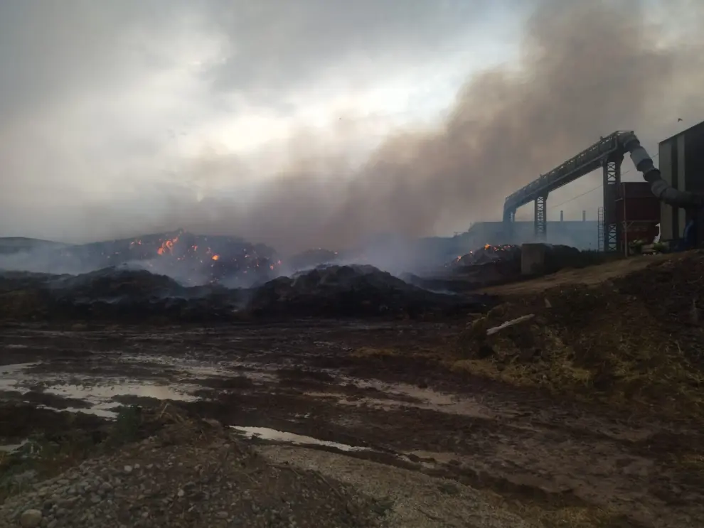 Estado en el que ha quedado el secadero de cereales de Grañén tras el incendio de ayer a causa de la tormenta.