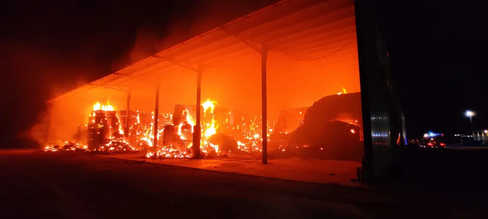 Grave incendio en el secadero de cereales Santiago de Grañén.