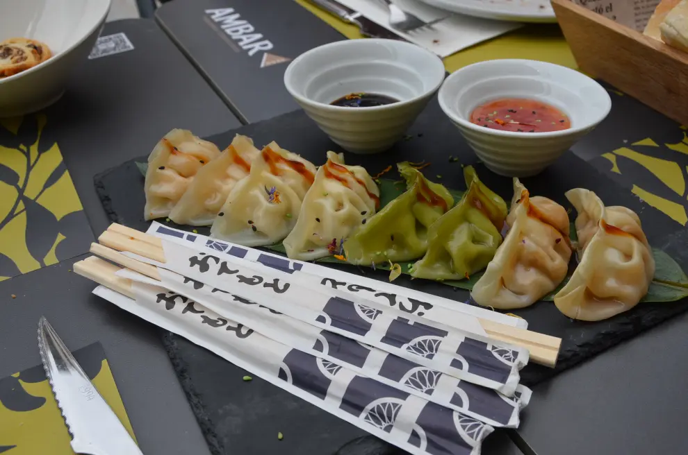 Gyozas de langostino, cerdo y verduras.