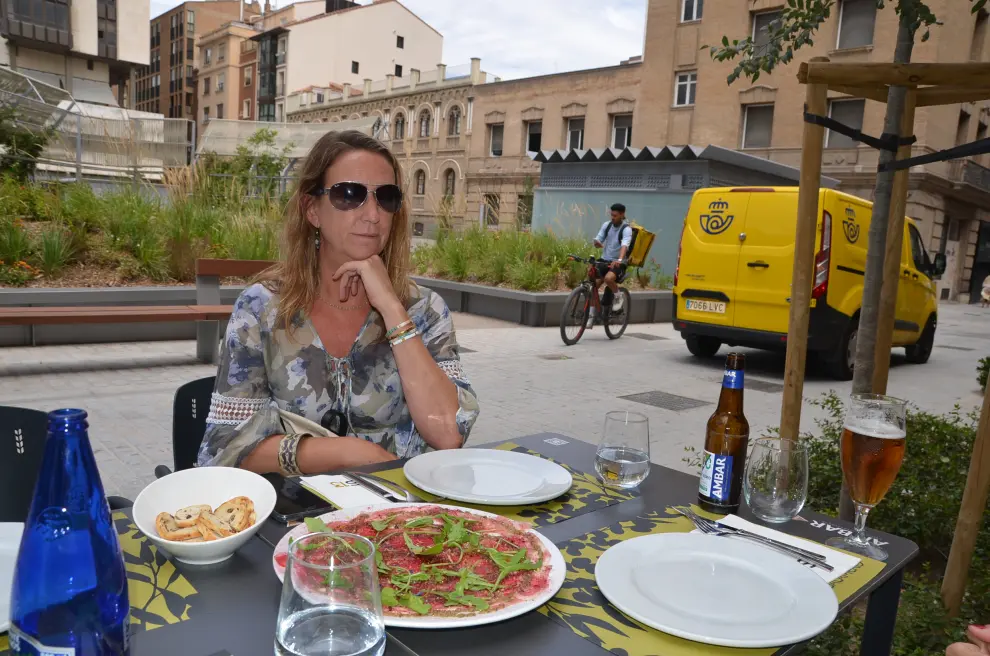 Todo tipo de vehículos circulan por la zona, así que es difícil comer al aire libre en la terraza de Salamero 13.