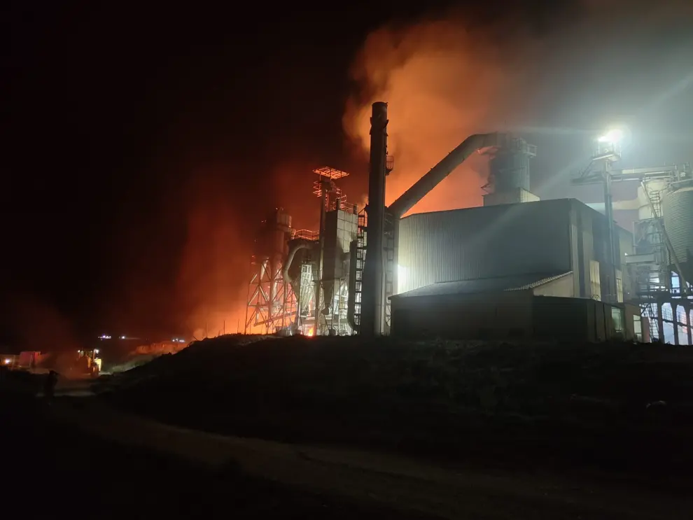Una tormenta seca provoca un grave incendio en el secadero de cereales Santiago de Grañén.