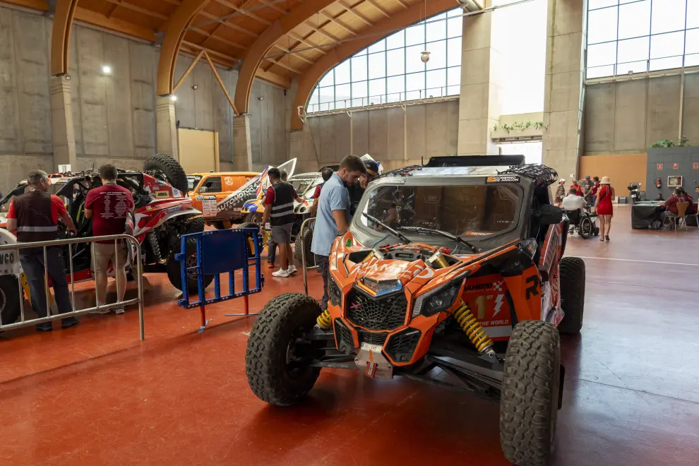 Padock de la Baja Aragón que se celebra en Teruel, con los equipos preparando sus coches.