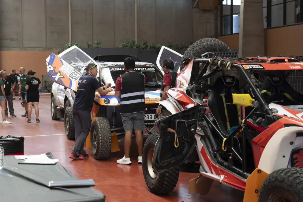 Paddock de la Baja Aragón que se celebra en Teruel, con los equipos preparando sus coches.