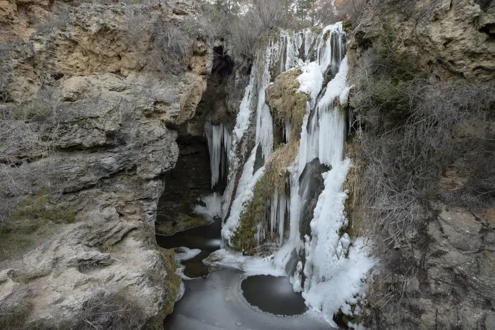 Cascada de Calomarde helada durante una ola de frío en Teruel