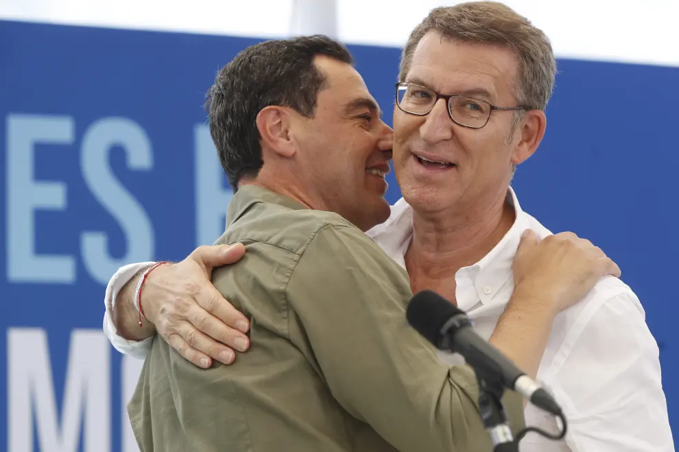El presidente de la Junta de Andalucía, Juanma Moreno, abraza a Feijóo.
