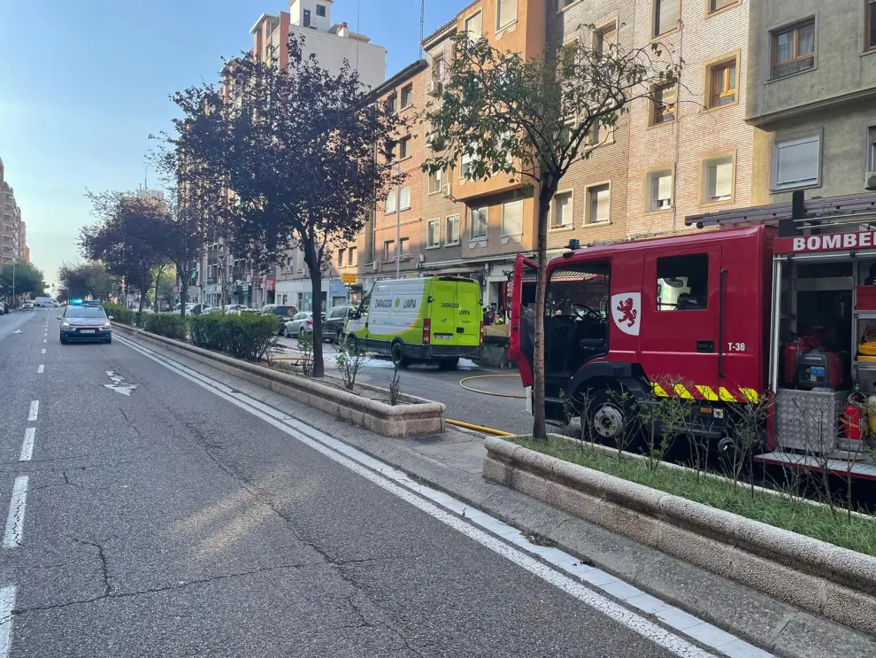 Incendio de un vehículo de limpieza en Tenor Fleta (Zaragoza).