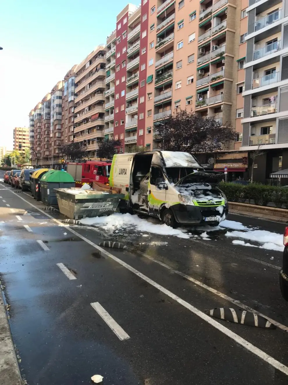 Incendio de un vehículo de limpieza en Tenor Fleta (Zaragoza).