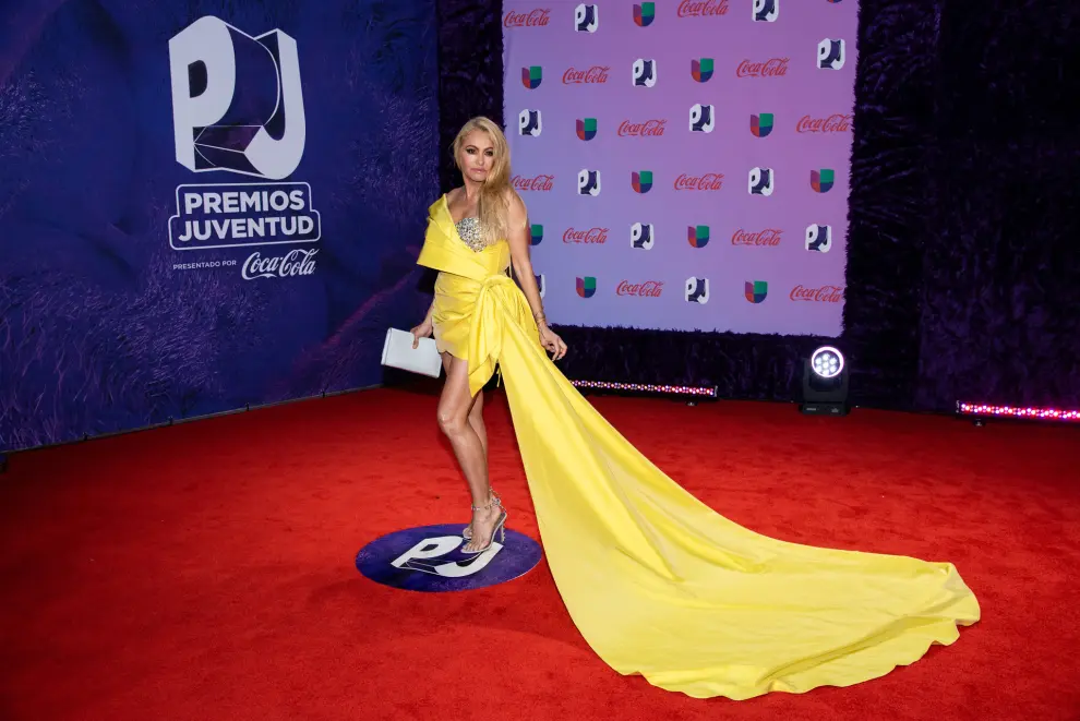 AME4661. SAN JUAN (PUERTO RICO), 20/07/2023.- Paulina Rubio posa en la alfombra roja de los Premios Juventud hoy, en el Coliseo de Puerto Rico, en San Juan (Puerto Rico). La cantante colombiana Shakira se alzó este jueves como la máxima ganadora de la vigésima edición de los Premios Juventud en Puerto Rico con ocho galardones, seguida por Karol G y Peso Pluma, ambos con cinco. EFE/ Enid M. Salgado
