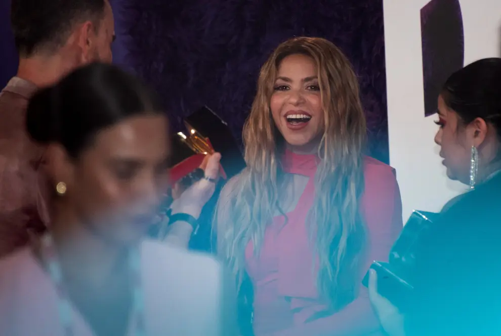 AME4661. SAN JUAN (PUERTO RICO), 20/07/2023.- Shakira saluda a su llegada al Media Center de los Premios Juventud, en el Coliseo de Puerto Rico, en San Juan (Puerto Rico). La cantante colombiana Shakira se alzó este jueves como la máxima ganadora de la vigésima edición de los Premios Juventud en Puerto Rico con ocho galardones, seguida por Karol G y Peso Pluma, ambos con cinco. EFE/ Enid M. Salgado
