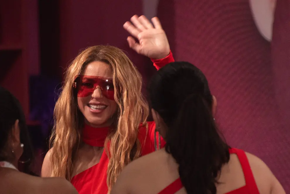 Shakira saluda a su llegada al Media Center de los Premios Juventud, en el Coliseo de Puerto Rico, en San Juan.