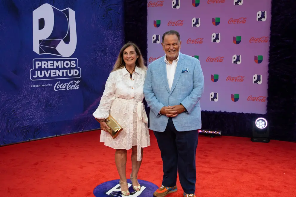 AME4661. SAN JUAN (PUERTO RICO), 20/07/2023.- Raul de Molina y esposa posan en la alfombra roja de los Premios Juventud hoy, en el Coliseo de Puerto Rico, en San Juan (Puerto Rico). La cantante colombiana Shakira se alzó este jueves como la máxima ganadora de la vigésima edición de los Premios Juventud en Puerto Rico con ocho galardones, seguida por Karol G y Peso Pluma, ambos con cinco. EFE/ Enid M. Salgado
