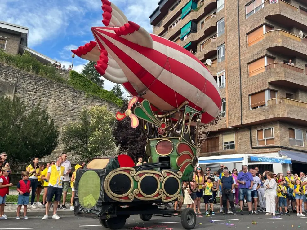 Una colorida cabalgata y el multitudinario lanzamiento del cohete abrieron este viernes las fiestas de Santiago en Sabiñánigo.