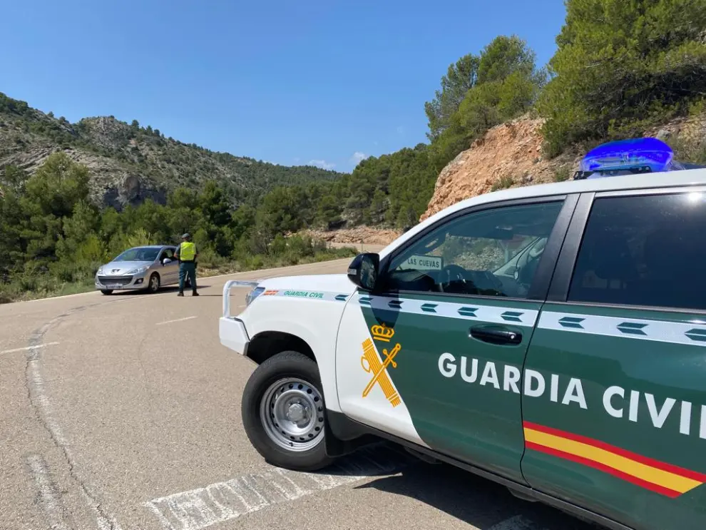 Control de la Guardia Civil en los accesos a Castellote.