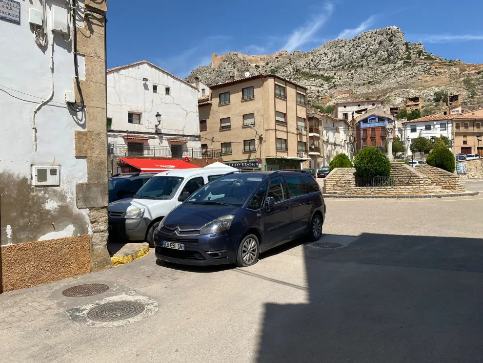 La Guardia Civil acordona el coche de uno de los heridos en Castellote.