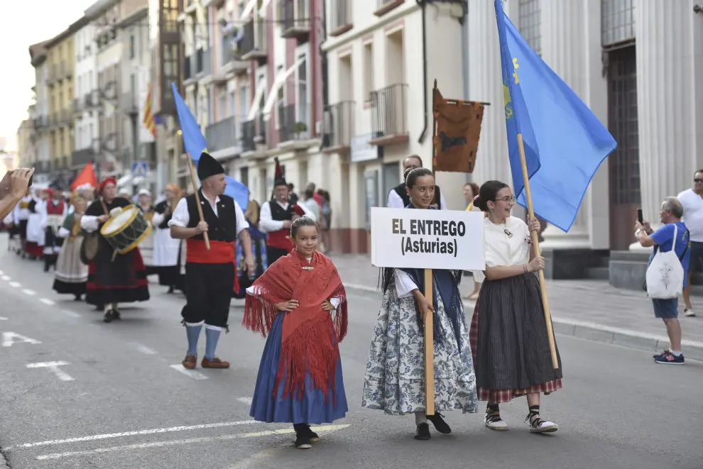 Los oscenses Estirpe de Aragonia compartieron pasacalles con los grupos Asociación D'Etnografía y Folclore 'L'Esperteyu' de El Entrengo (Asturias) y Orgullo Navarro (Pamplona).
