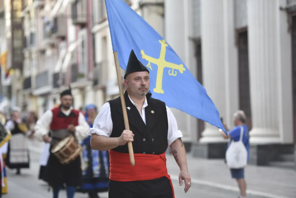 Los oscenses Estirpe de Aragonia compartieron pasacalles con los grupos Asociación D'Etnografía y Folclore 'L'Esperteyu' de El Entrengo (Asturias) y Orgullo Navarro (Pamplona).