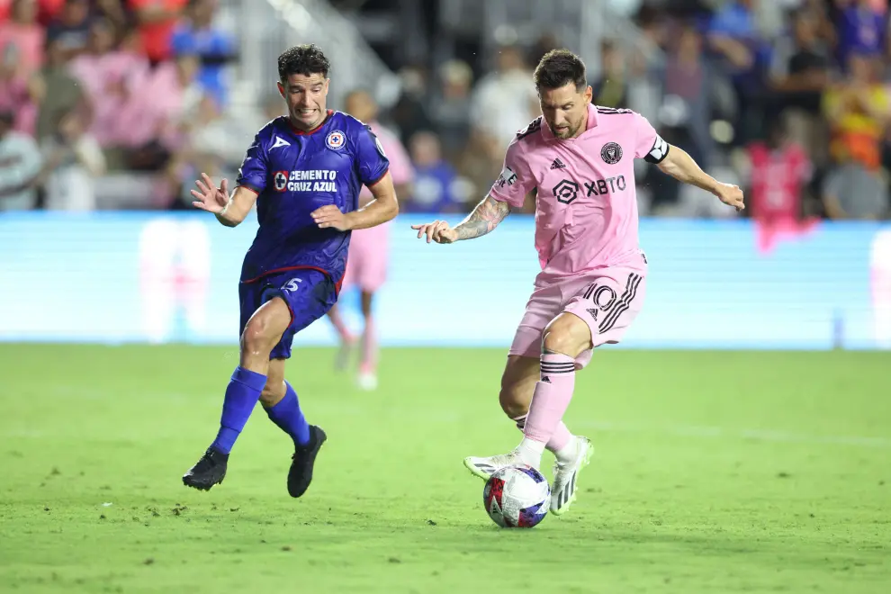 Jul 21, 2023; Fort Lauderdale, FL, USA; Inter Miami CF forward Lionel Messi (10) controls the ball against Cruz Azul during the second half at DRV PNK Stadium. Mandatory Credit: Nathan Ray Seebeck-USA TODAY Sports SOCCER-USA/