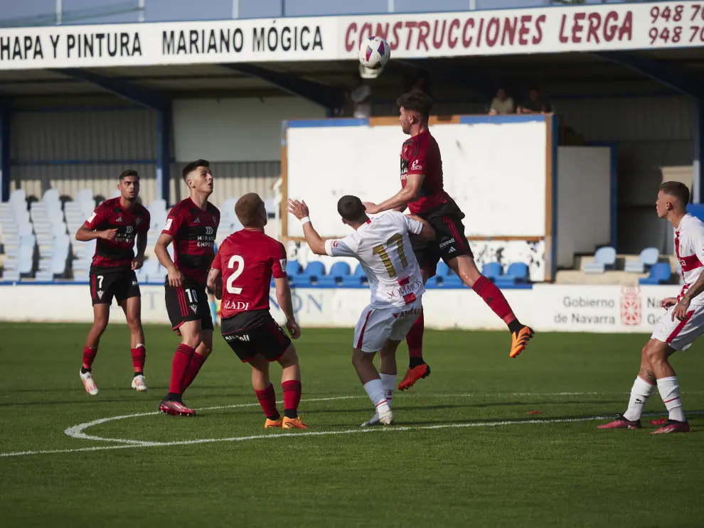 Imágenes del partido entre el Mirandés y la SD Huesca en Tafalla.