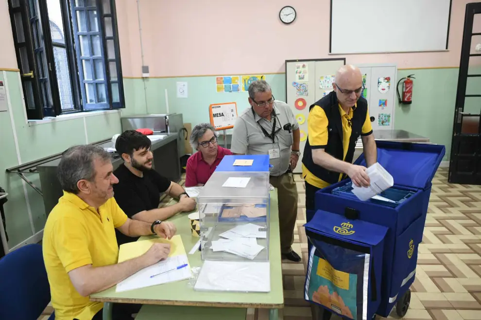 Ambiente en el colegio electoral montado en el Grupo Escolar Joaquín Costa de Zaragoza.