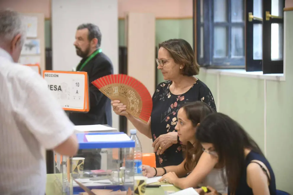 Ambiente en el colegio electoral montado en el Grupo Escolar Joaquín Costa de Zaragoza.