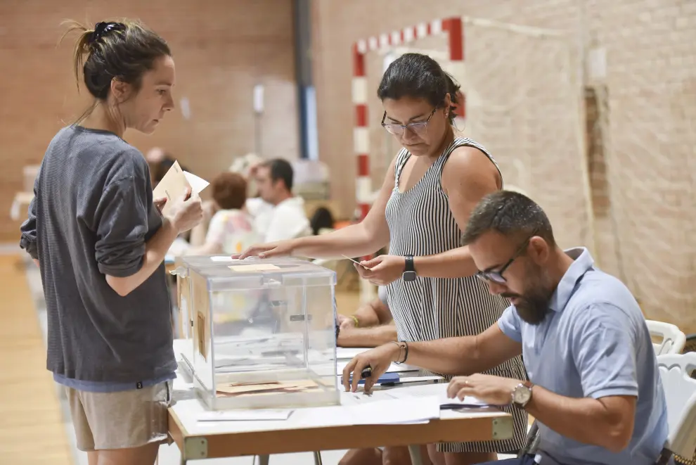 Ambiente en los colegios electorales de Huesca.