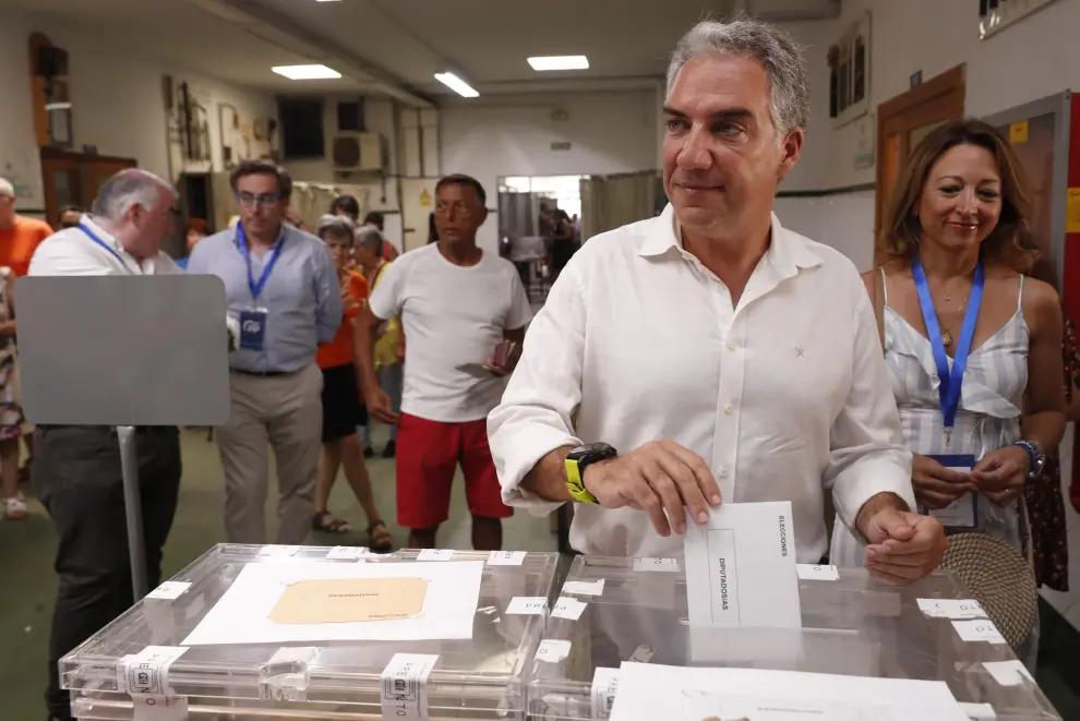 El coordinador general del PP, Elías Bendodo, ejerce su derecho al voto esta mañana de domingo de elecciones generales del 23J en las escuelas Ave María de Málaga.