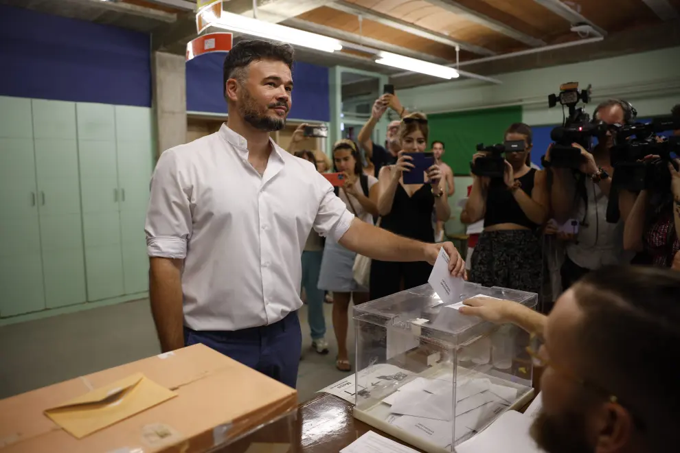 El cabeza de lista de ERC al Congreso por Barcelona, Gabriel Rufián, ejerce su derecho al voto en la Escuela Mercè Rodoreda en Badalona.