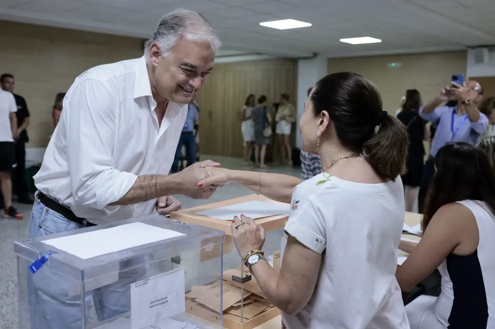 El cabeza de lista del PP al Congreso por Valencia, Esteban González Pons, ejerce su derecho al voto.