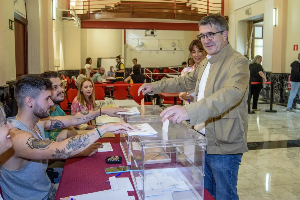 El cabeza de lista del PSE-EE al Congreso por Vizcaya, Patxi López, ejerce su derecho al voto para las elecciones generales en un colegio electoral de Portugalete.