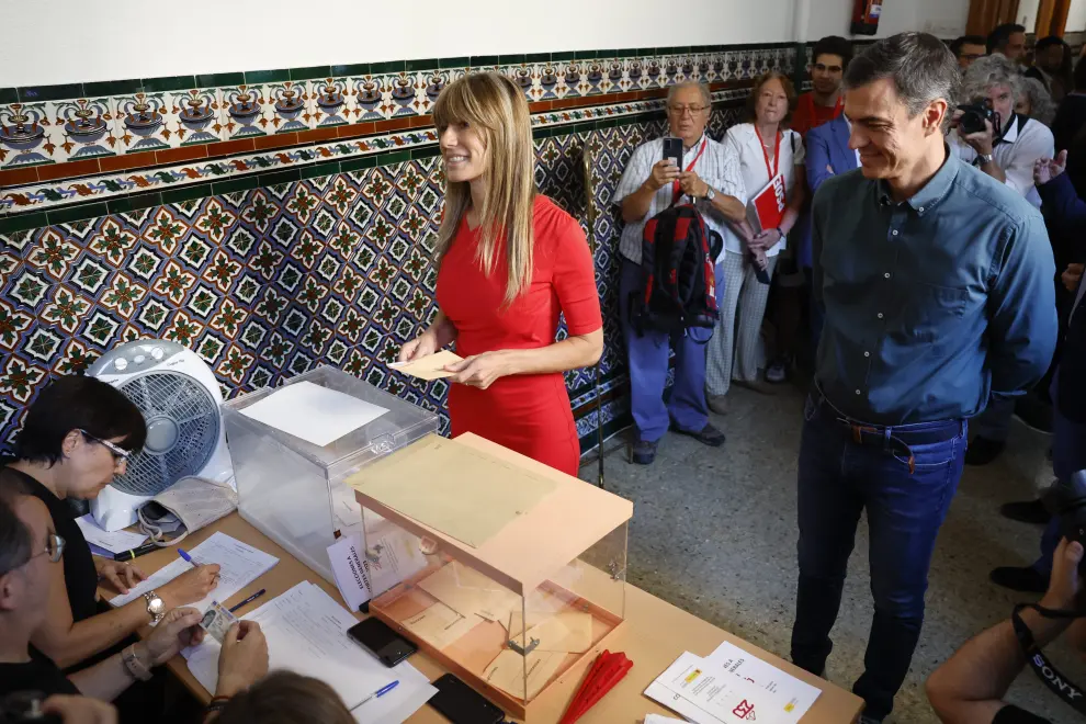 El presidente del Gobierno y candidato socialista a la reelección, Pedro Sánchez ejerce su derecho al voto acompañado de su mujer Begoña Gómez en un colegio electoral de Madrid.