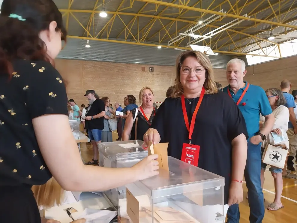 Rosa Serrano, cabeza de lista del Senado por el PSOE en la provincia de Huesca y exdelegada del Gobierno en Aragón, ha votado por la mañana en el colegio Pedro J. Rubio de Huesca.