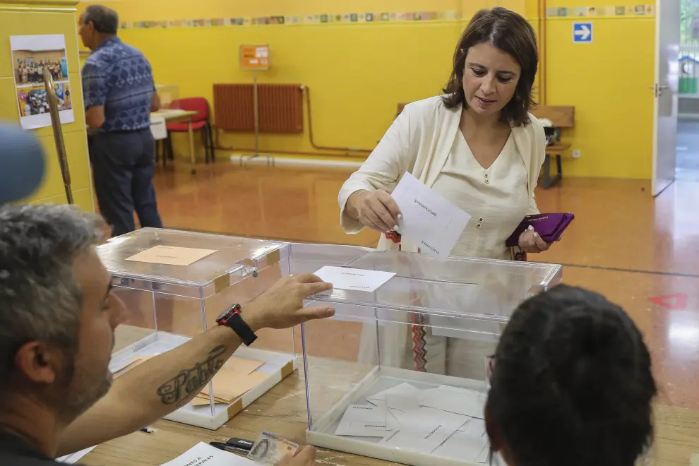 La cabeza de lista de la FSA-PSOE al Congreso por Asturias, Adriana Lastra, ejerce su derecho al voto en las elecciones generales en el Colegio Público Germán Fernández Ramos de Oviedo.
